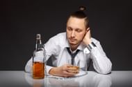 Common signs include anxiety, tremors, and nausea. (Image via Freepik/Iyashenko)